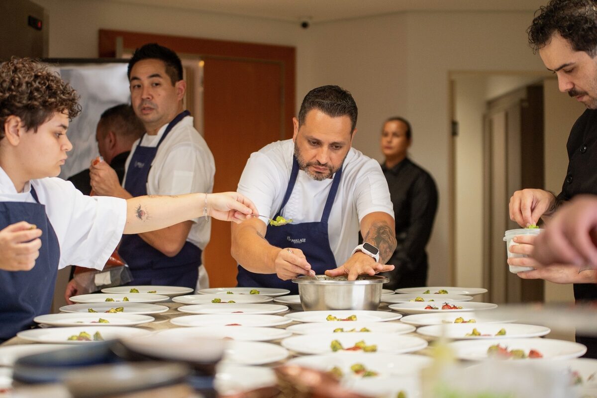 Marcílio Galeano trabalhando com uma equipe em uma cozinha