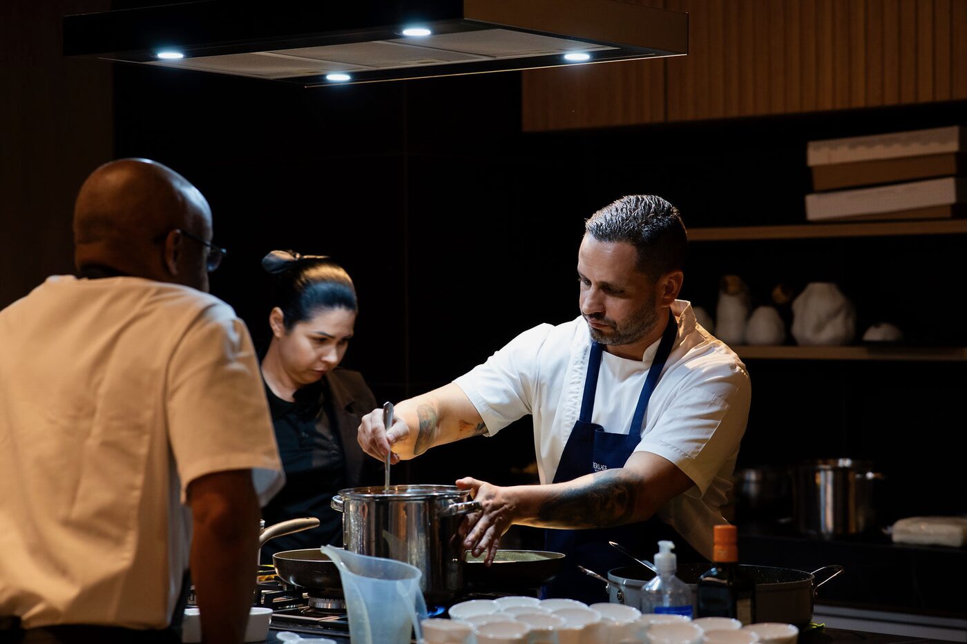 Marcílio Galeano trabalhando com uma equipe em uma cozinha